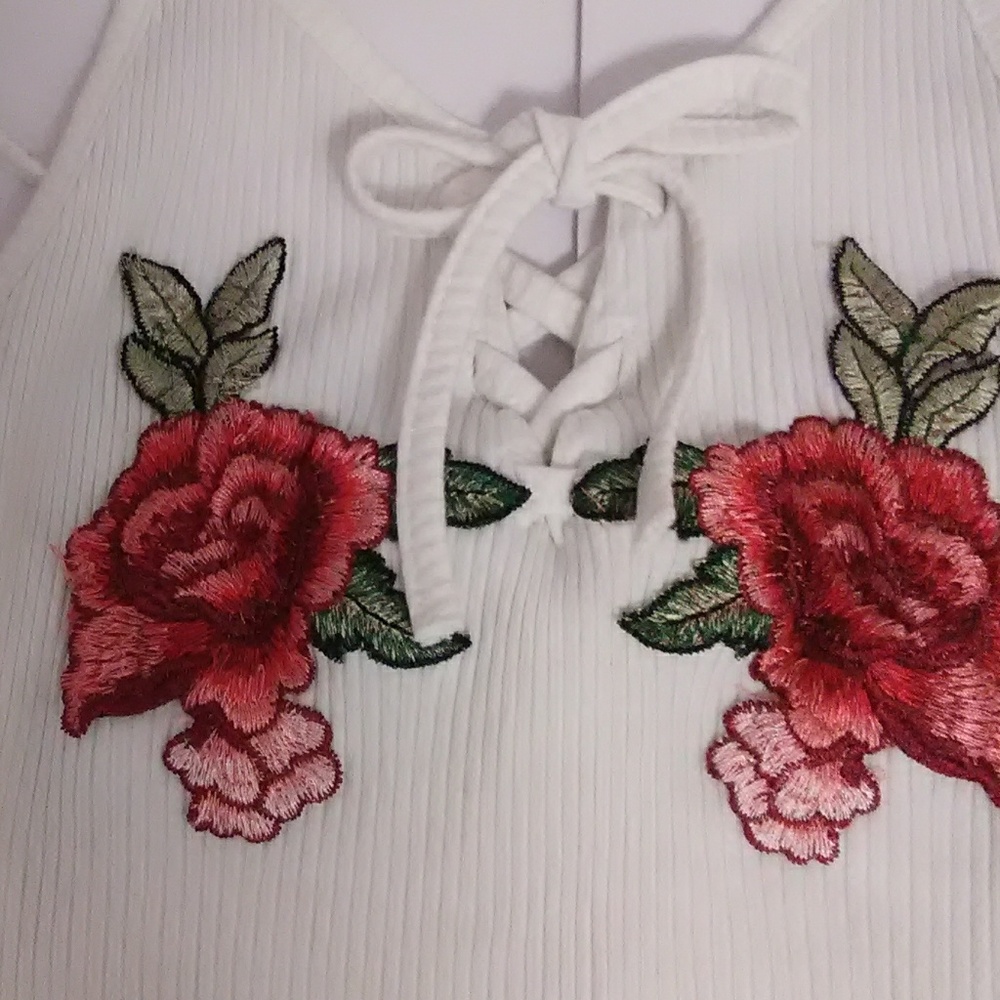 embroidered rose cropped tank - Picture 4 of 5